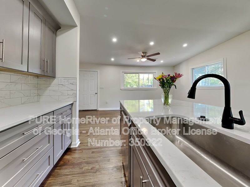 1127 Valley View Rd Se - Photo 5 of 22