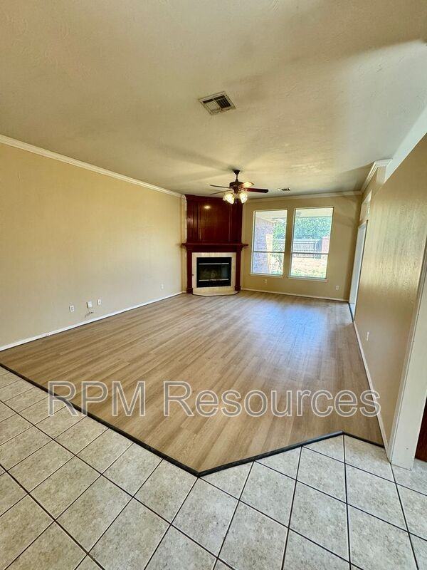 8413 Nw 77th St - Photo 4 of 29