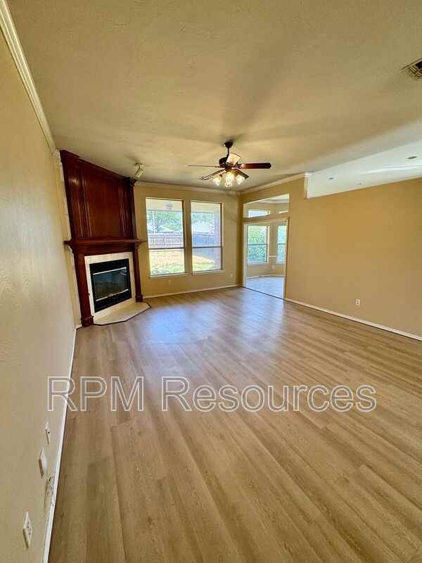 8413 Nw 77th St - Photo 5 of 29
