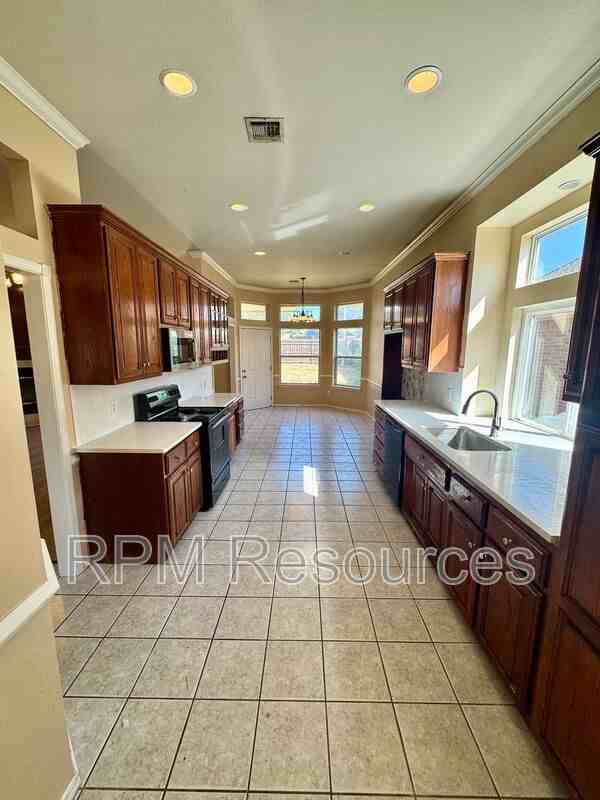8413 Nw 77th St - Photo 6 of 29