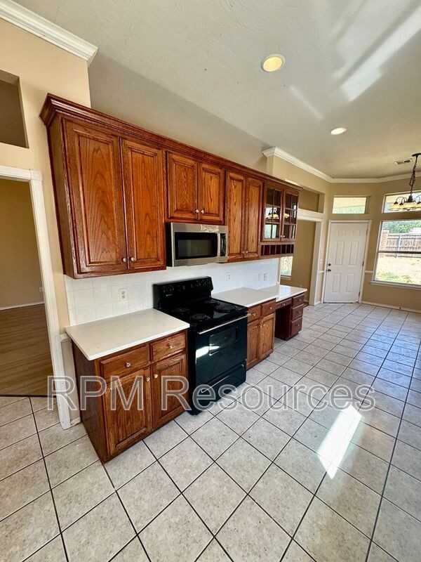 8413 Nw 77th St - Photo 7 of 29