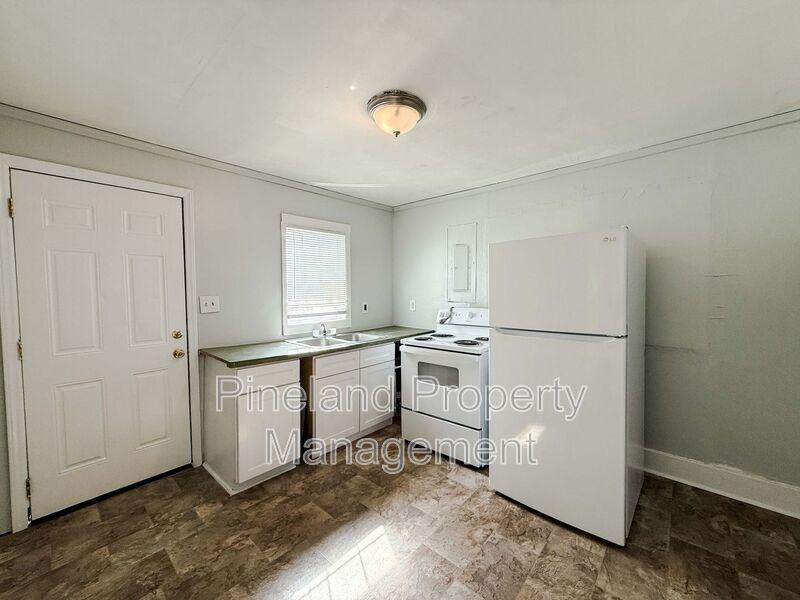 405 Andy St - Photo 6 of 11