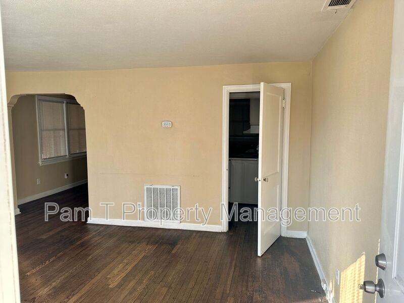 639 W 42nd St - Photo 3 of 15