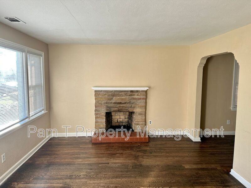639 W 42nd St - Photo 4 of 15
