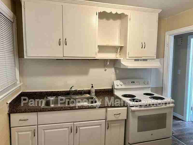 639 W 42nd St - Photo 6 of 15