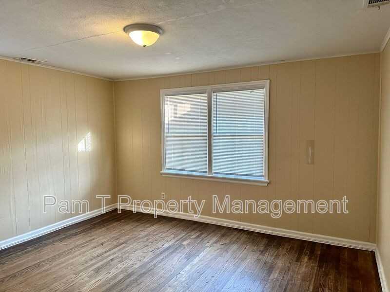 639 W 42nd St - Photo 7 of 15