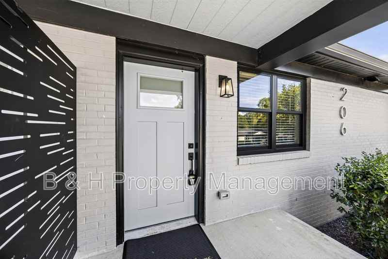 206 Boatman St - Photo 3 of 17