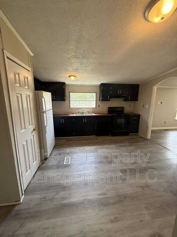 471 Washington Ln - Photo 5 of 17