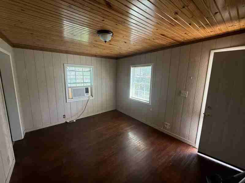 515 1/2 E 13th St - Photo 3 of 5