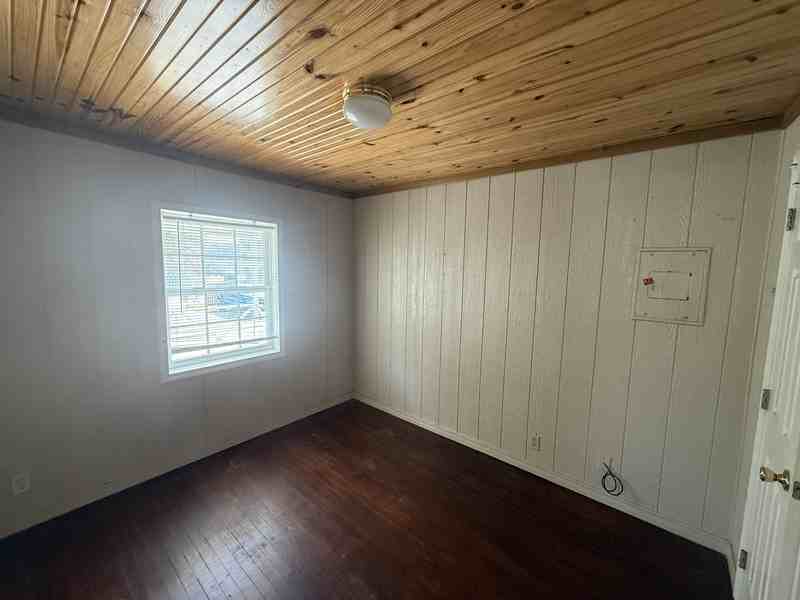 515 1/2 E 13th St - Photo 5 of 5