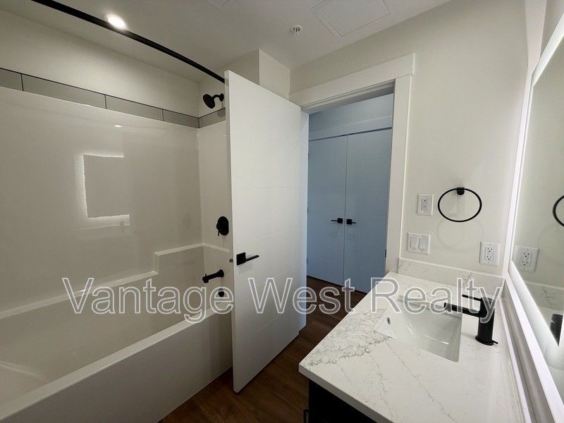 1292 Sutherland Ave - Photo 5 of 17