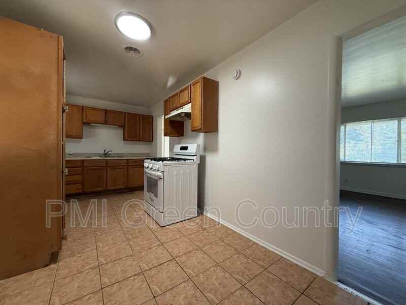 1547 E 51st St N - Photo 4 of 10