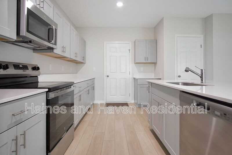 3889 Geranium Ave - Photo 6 of 32