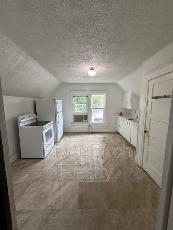 627 S New St - Photo 2 of 10