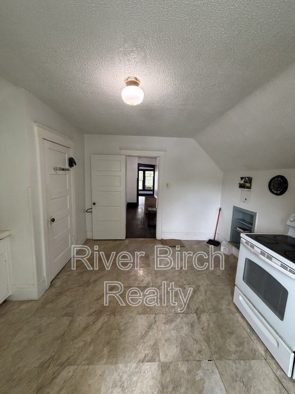 627 S New St - Photo 3 of 10