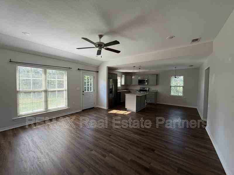 108 E Locust - Photo 4 of 15