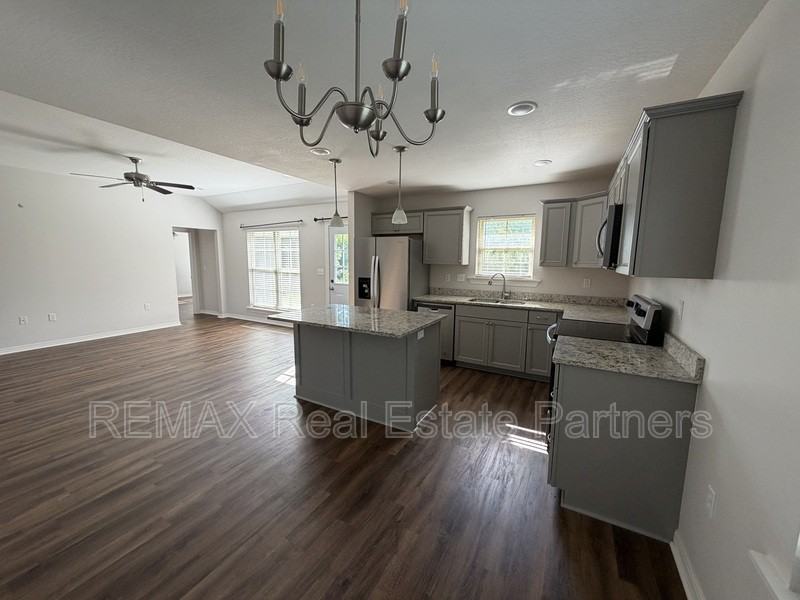 108 E Locust - Photo 5 of 15