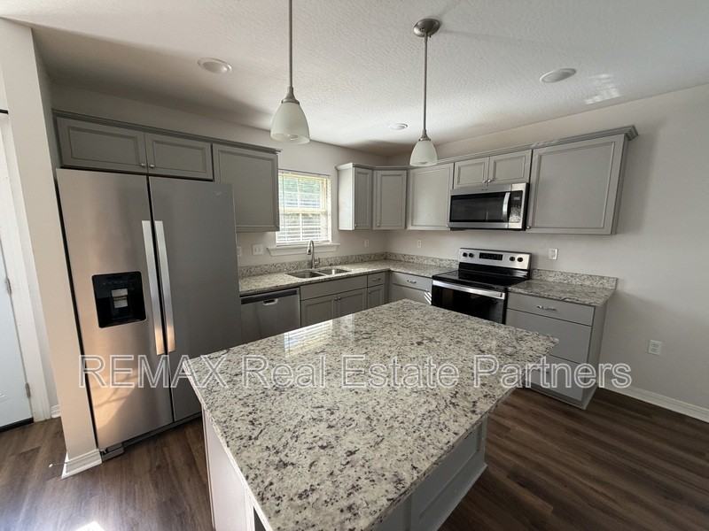 108 E Locust - Photo 6 of 15