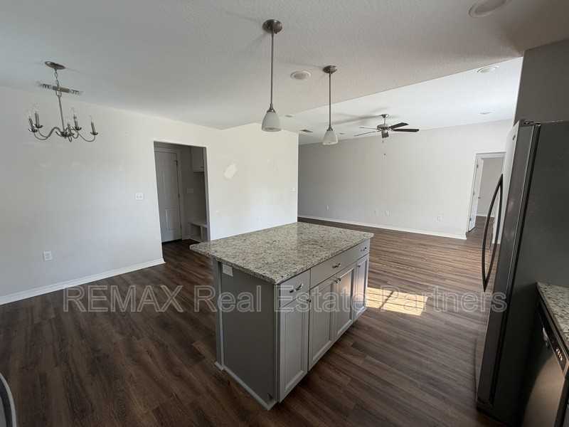 108 E Locust - Photo 7 of 15