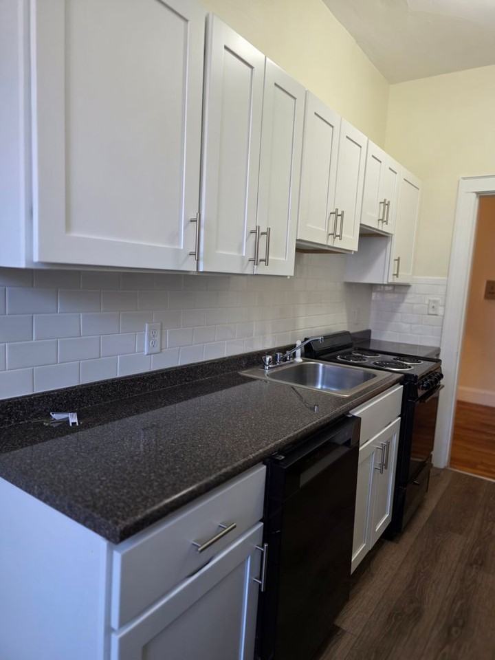 2039 Commonwealth Ave - Photo 3 of 32