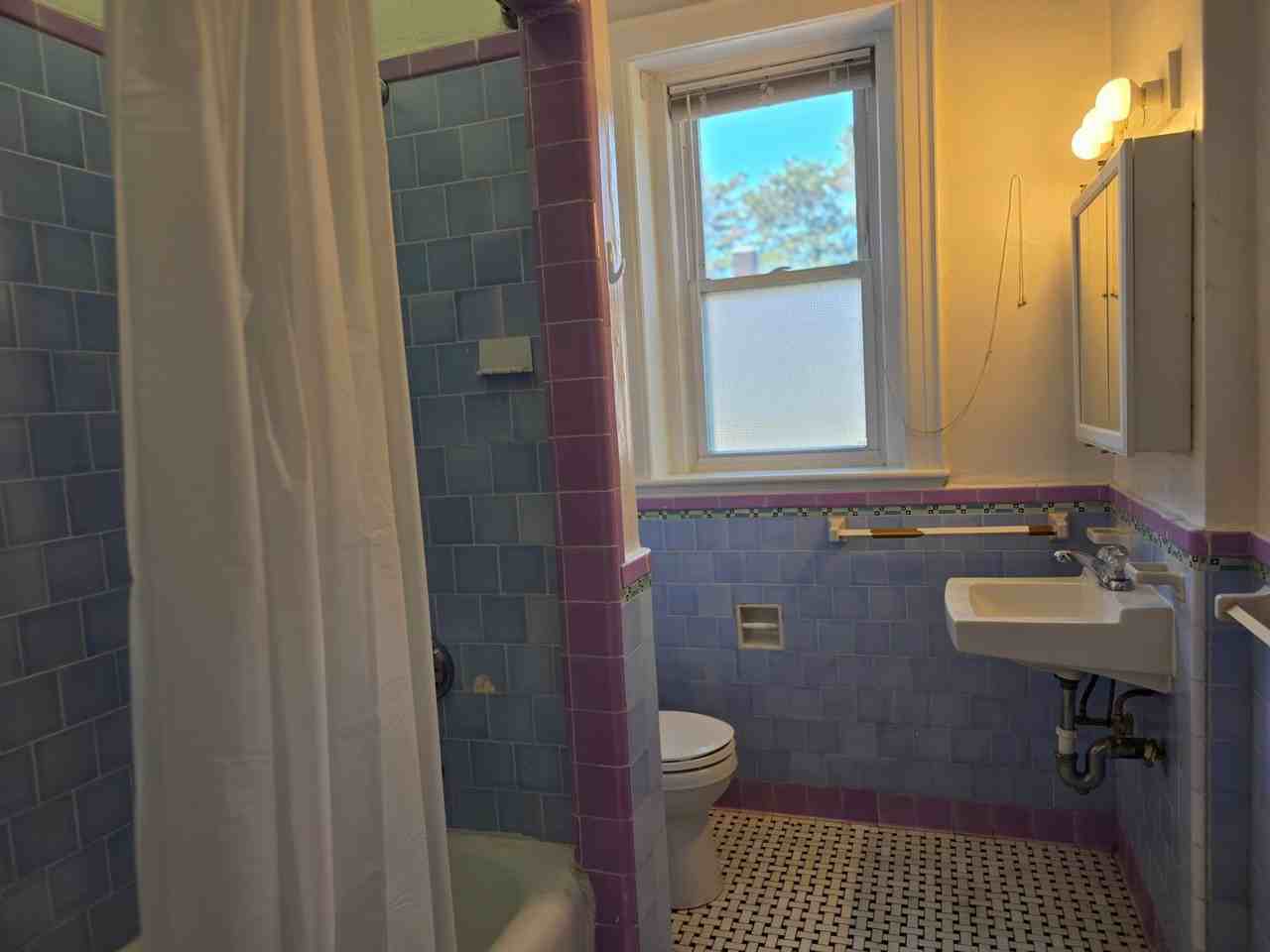 2039 Commonwealth Ave - Photo 4 of 32