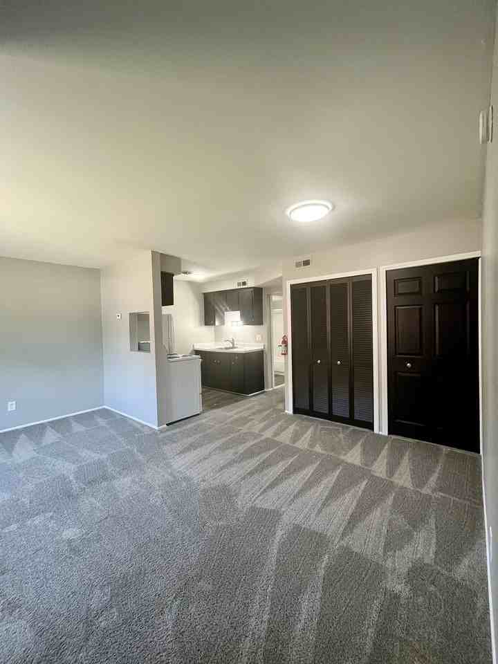 4415 Oakwood Boulevard - Photo 3 of 11