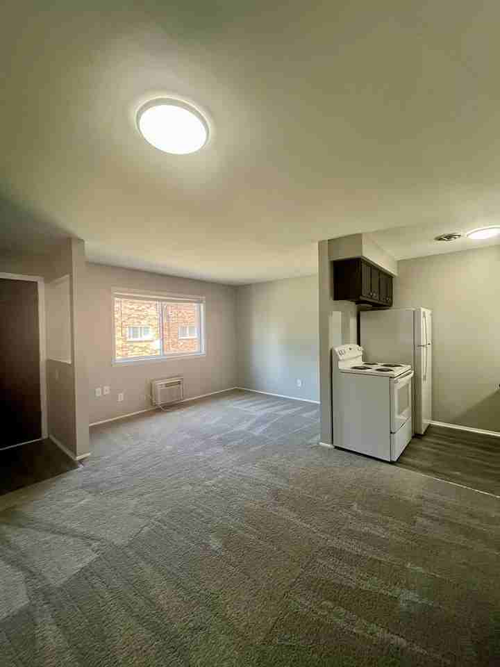 4415 Oakwood Boulevard - Photo 4 of 11