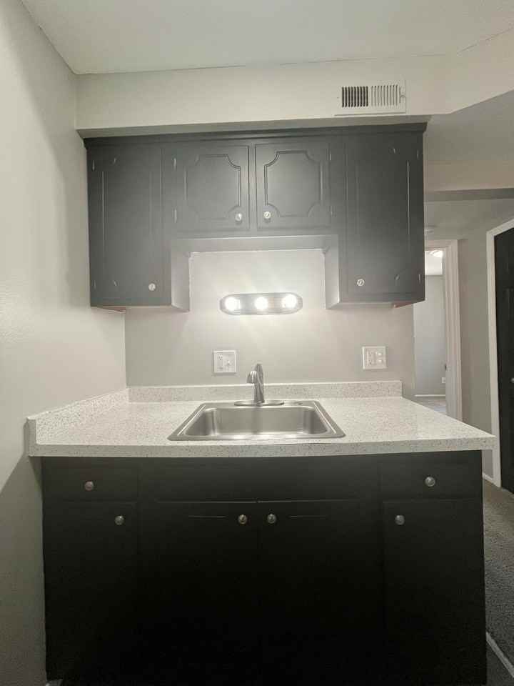 4415 Oakwood Boulevard - Photo 5 of 11