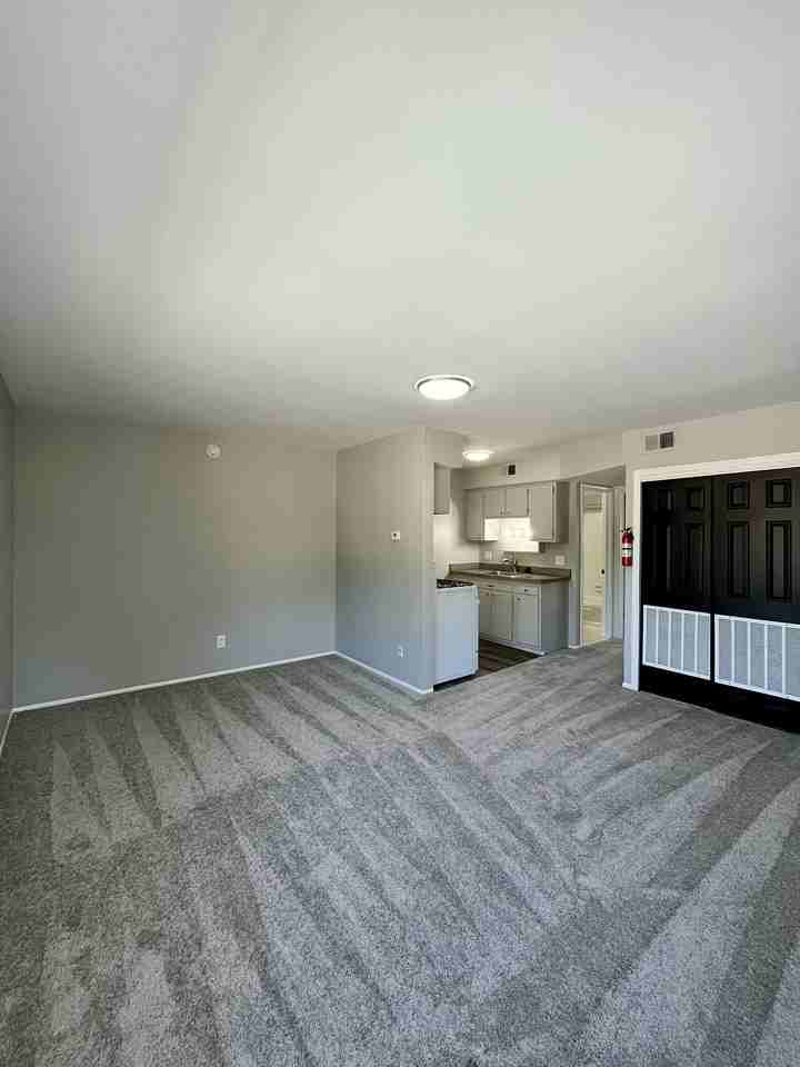 4441 Oakwood Boulevard - Photo 3 of 9