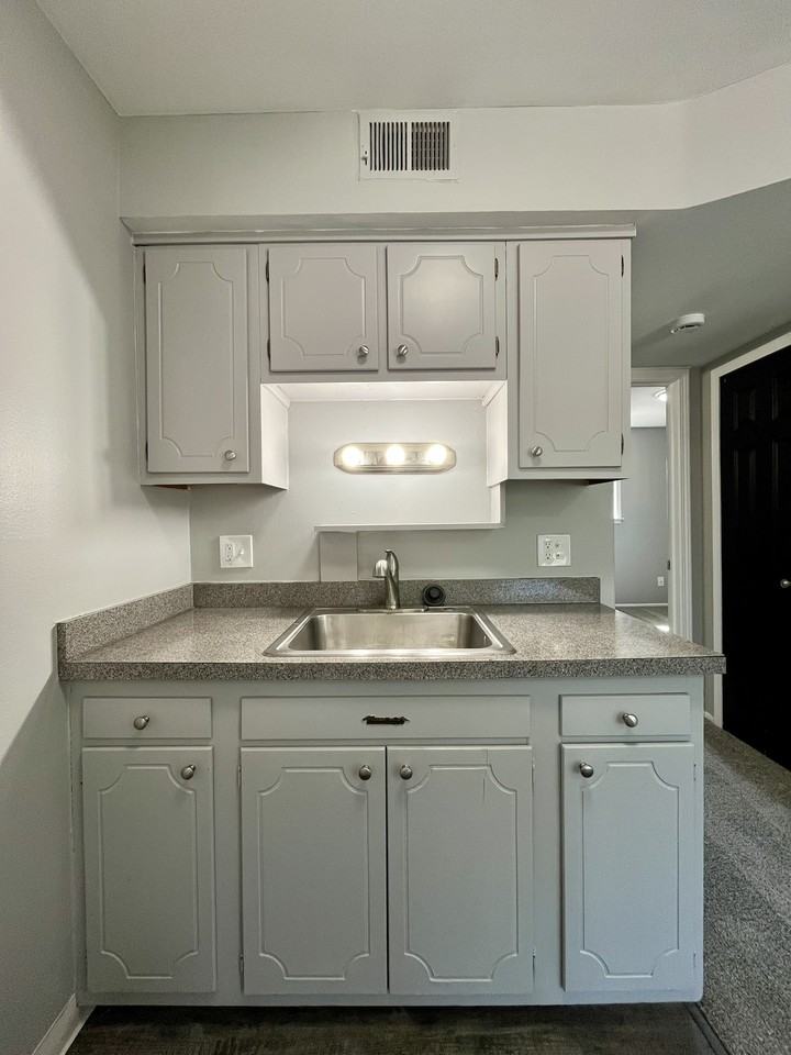 4441 Oakwood Boulevard - Photo 5 of 9