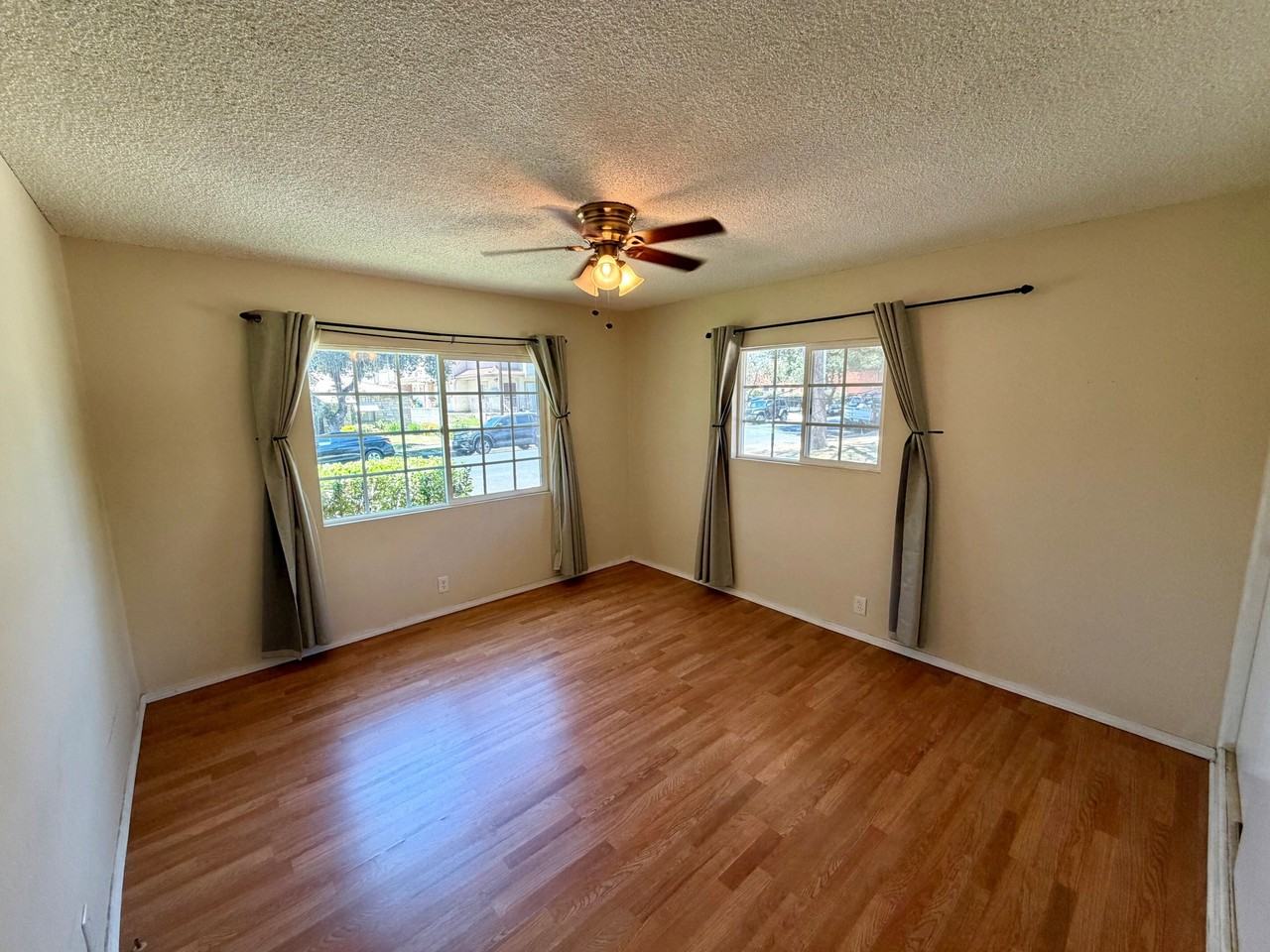 118-120 CHESTER AVENUE (585) - Photo 6 of 8