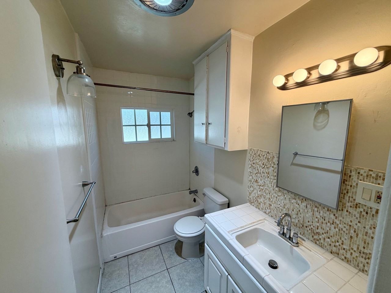 118-120 CHESTER AVENUE (585) - Photo 7 of 8