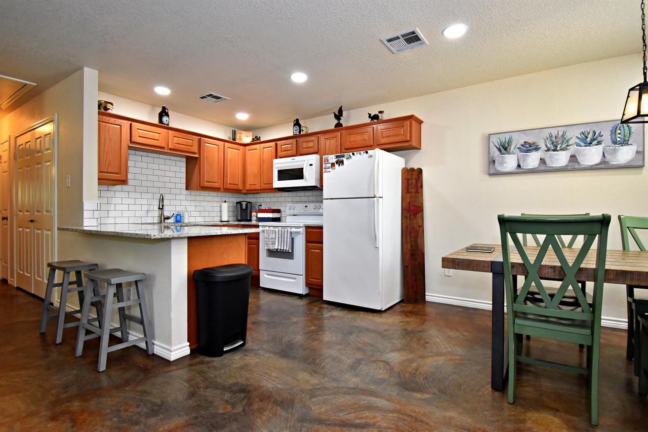 11076 North Dowling Road - Photo 4 of 12