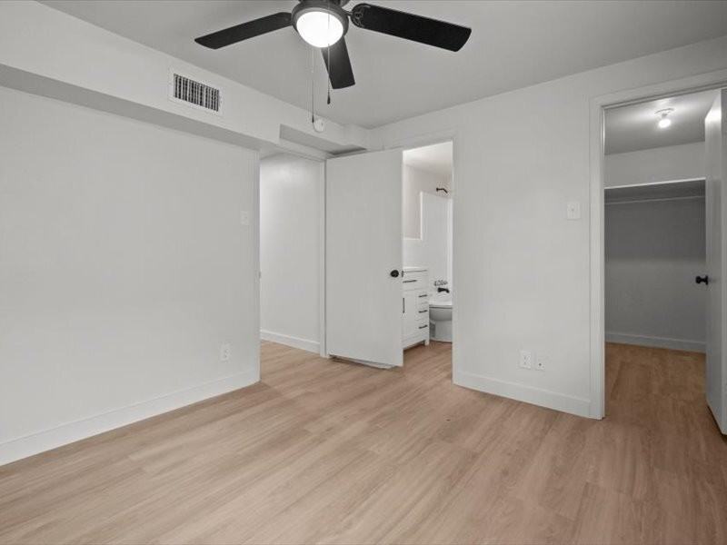 525 W Houston Street - Photo 4 of 8