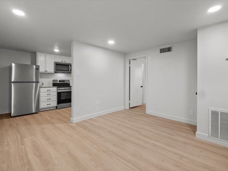 525 W Houston Street - Photo 5 of 8
