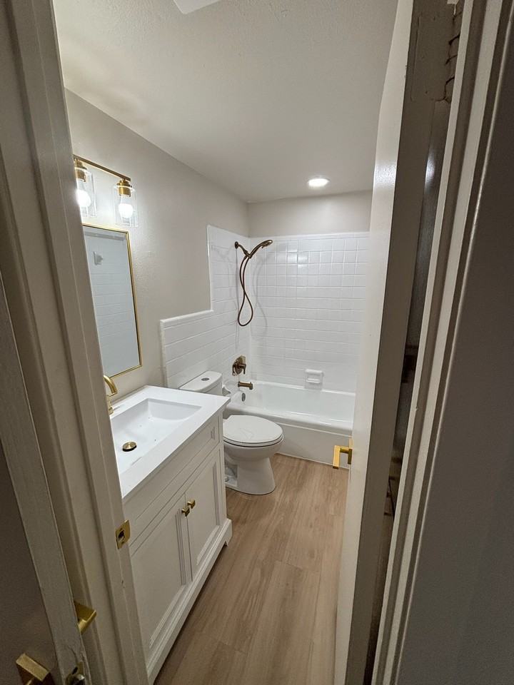 525 W Houston Street - Photo 6 of 8