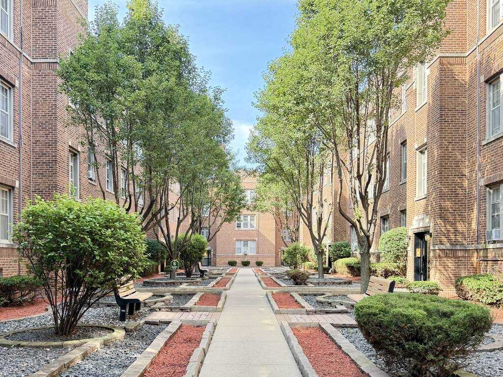 624 W Barry Ave #2W