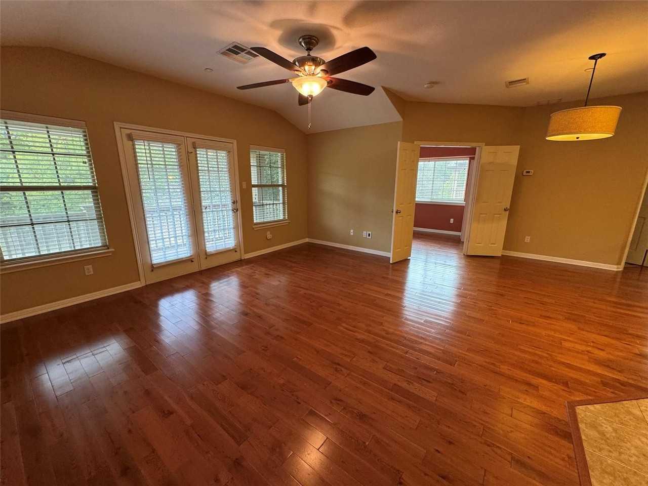 1310 W Parmer Ln - Photo 7 of 12