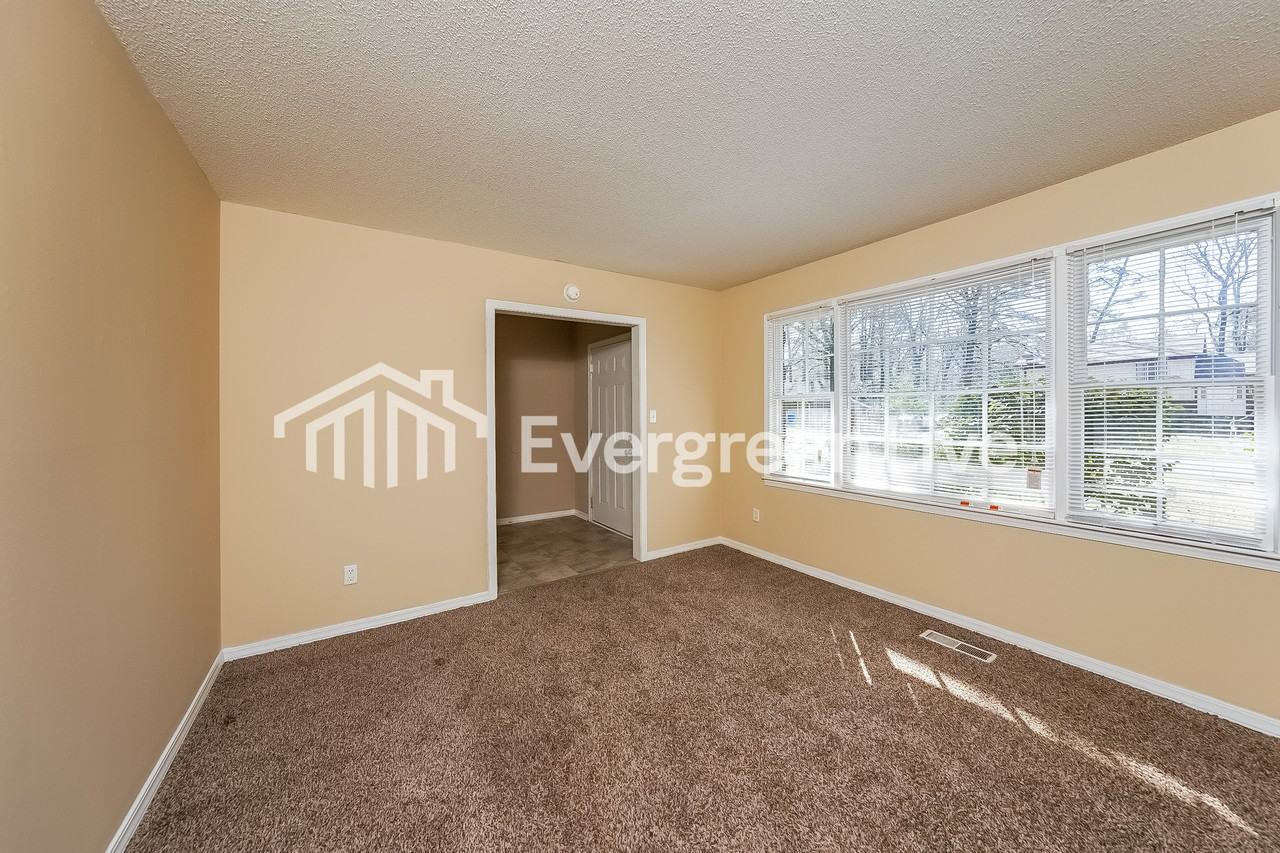 424 Carriage Dr - Photo 2 of 9