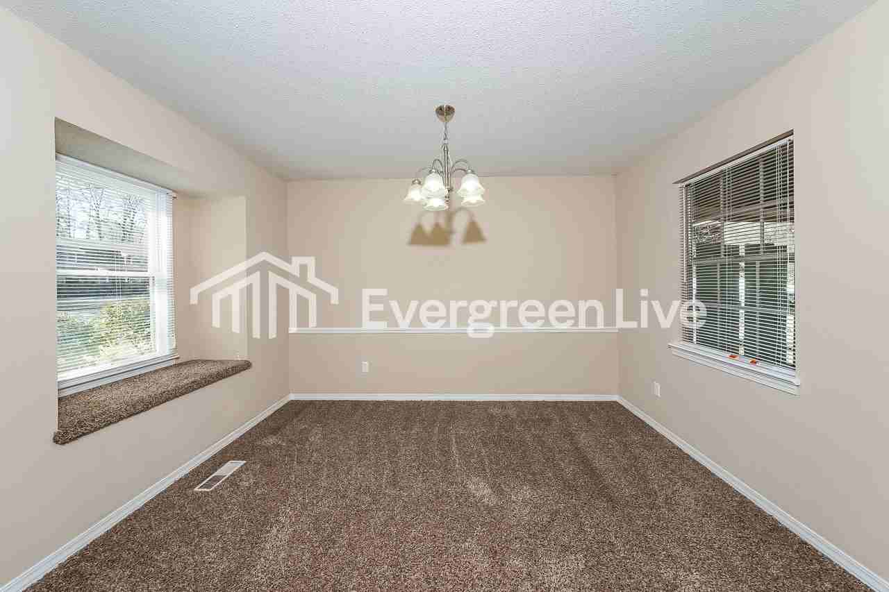 424 Carriage Dr - Photo 3 of 9