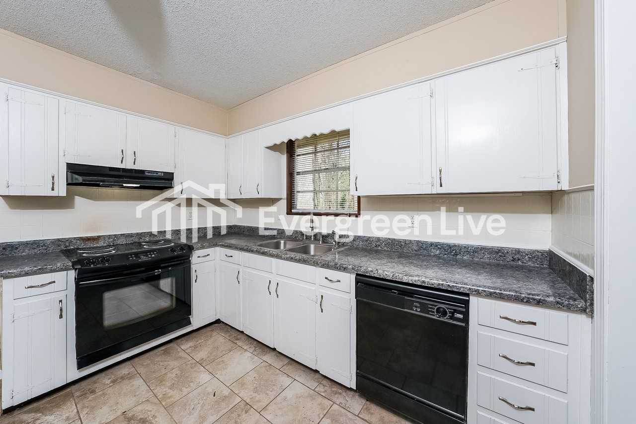 424 Carriage Dr - Photo 4 of 9