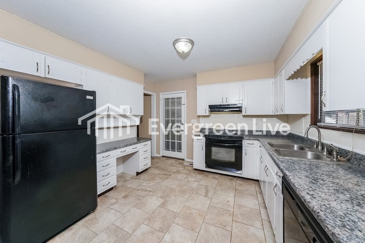 424 Carriage Dr - Photo 5 of 9