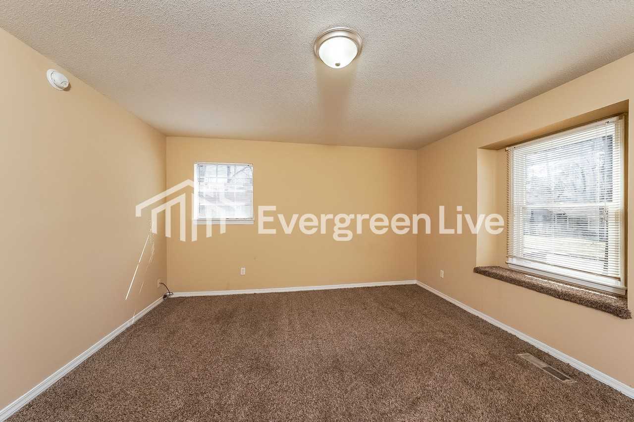 424 Carriage Dr - Photo 7 of 9