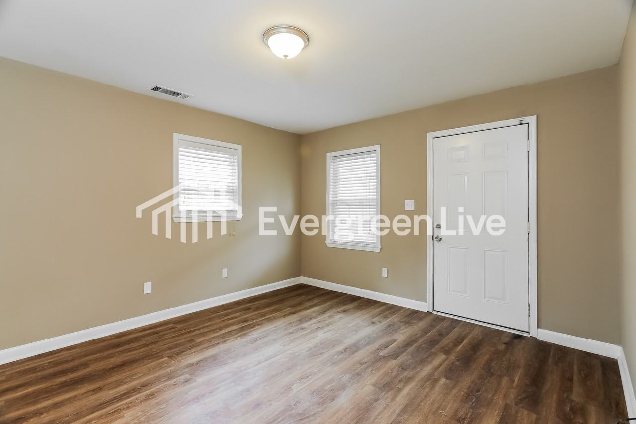 220 Pine St - Photo 4 of 13