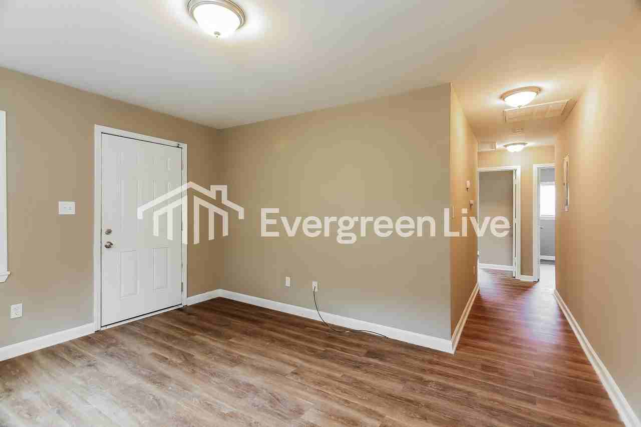 220 Pine St - Photo 5 of 13