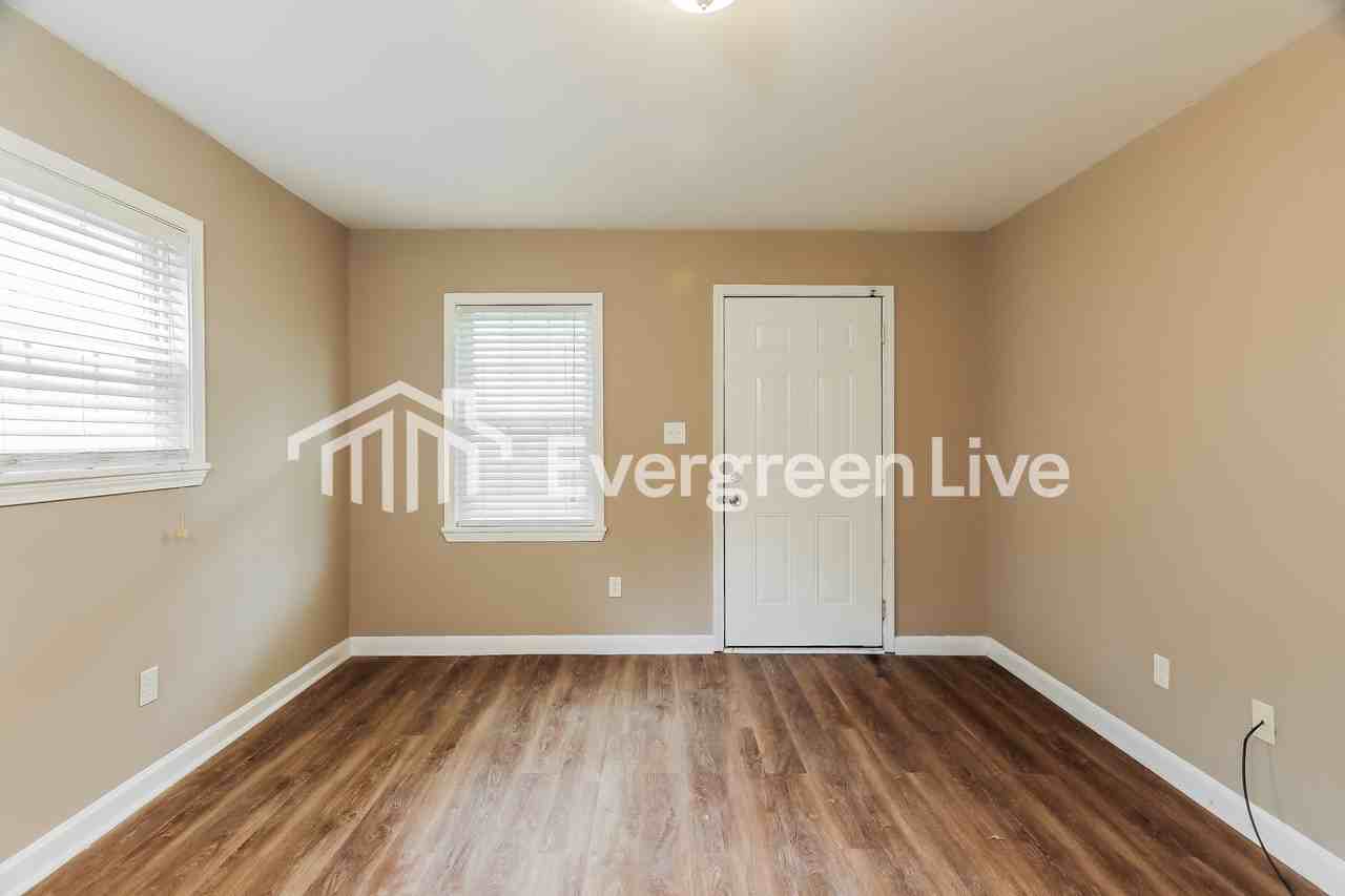 220 Pine St - Photo 6 of 13