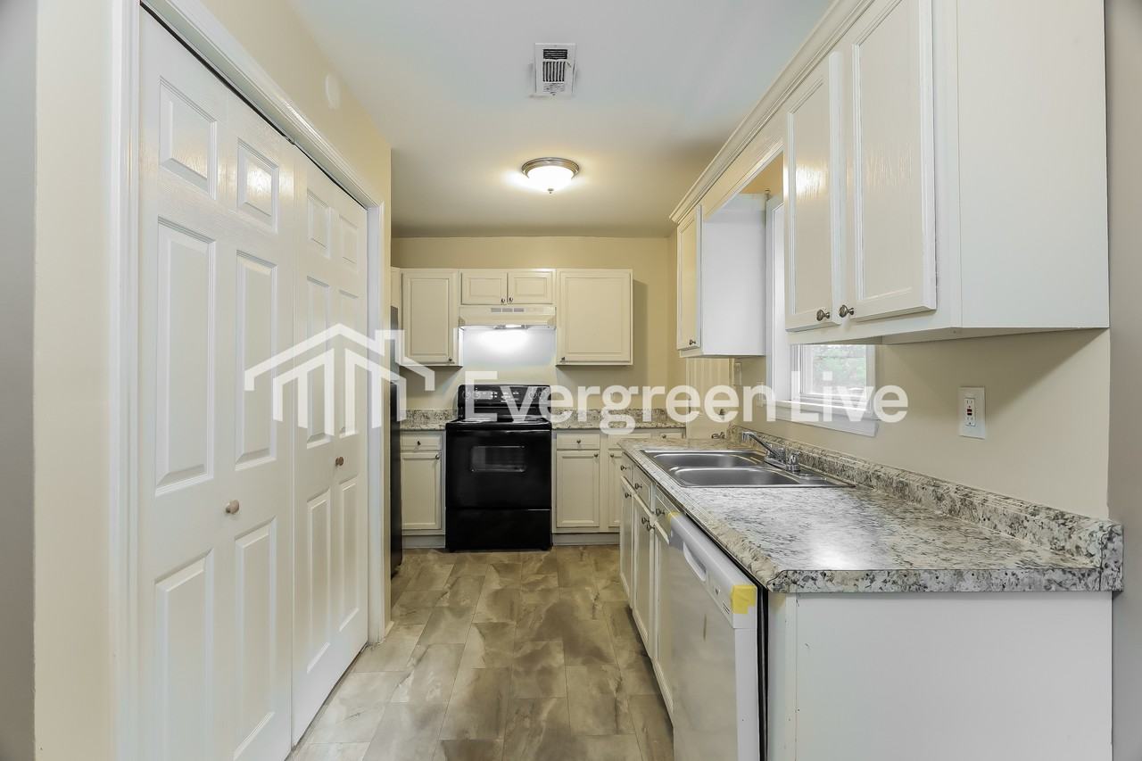 220 Pine St - Photo 7 of 13