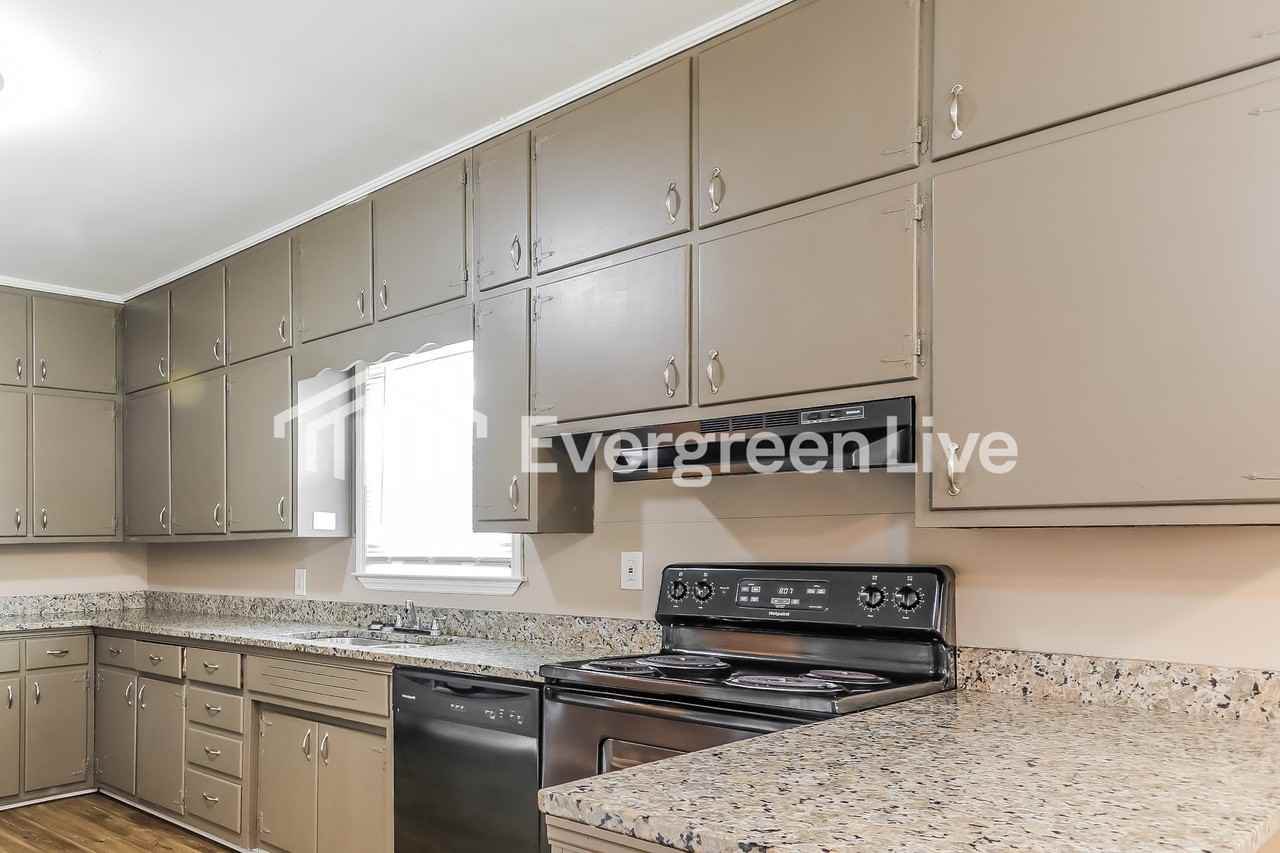 637 Lanett Ave - Photo 6 of 15