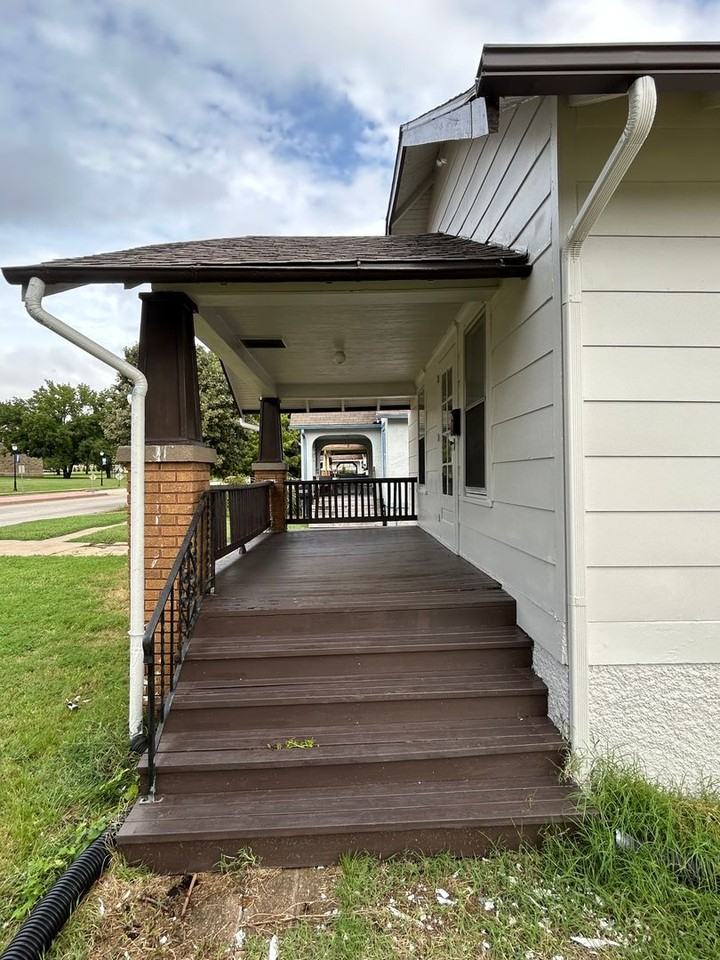 2080 Sw Washburn Ave - Photo 2 of 34