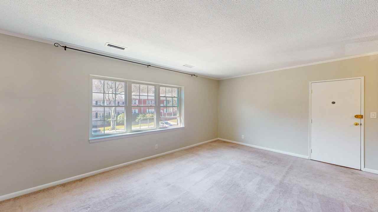 140 Lake Shore Rd #4 - Photo 5 of 19